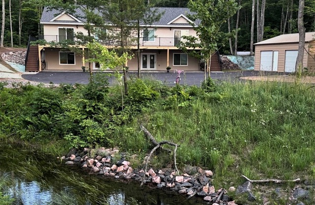 6 Bedrooms, 4 Bath Whole Duplex with access to 3 Lakes!