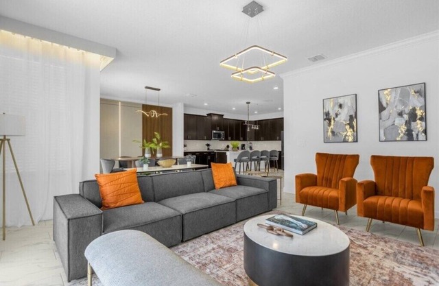 6 Bedrooms/5 Bathrooms/Storey Lake (4370 RS)