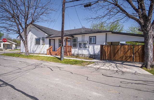 6-Beds 3BDRM & 2Bath Close prox. to Downtown. Full Kit,Ldry, & cvred parking