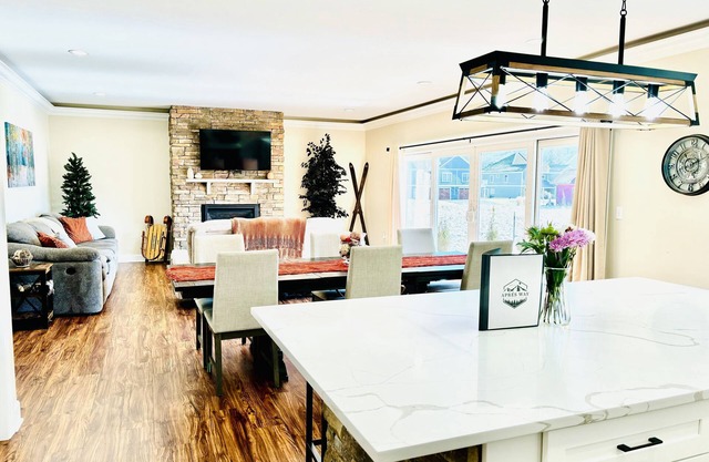 6 BR Excellent location! 1.5 m to golf! Walking distance to pubs, shop, dining!