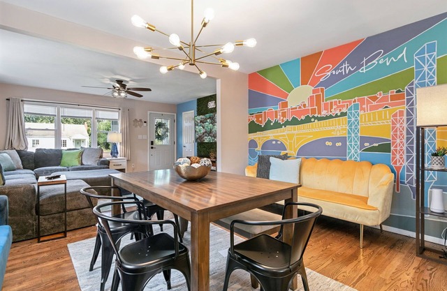 6 BR Family and Friends Retreat- Pool, Theatre, Walk to Notre Dame & Restaurants