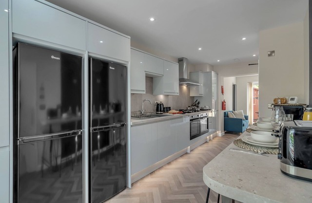 A spacious 6 bedroom home in Norwich, ideal for teams and professionals. Sleeps 12 comfortably with 4 bathrooms, dedicated workspace, fast WiFi, and free parking. Well-equipped kitchen, lounge with TV.
