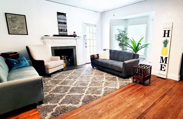 6 BR House next to Sorority Row/ Shands Hospital/ UF Campus- Perfect for Groups