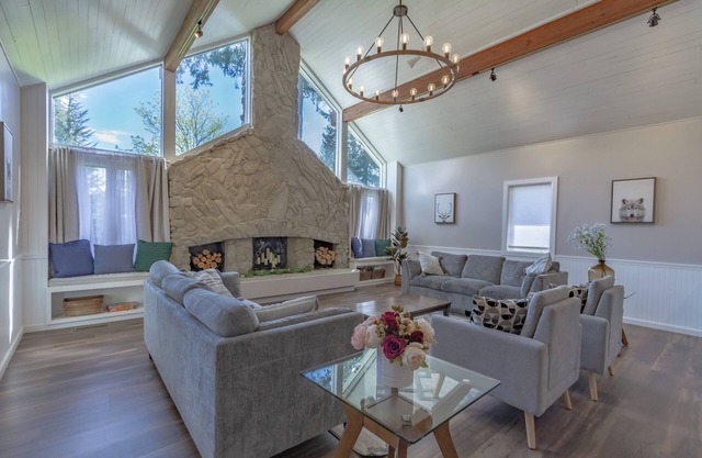 6 BR w/ Steam Shower & space for everyone, located in the heart of the valley