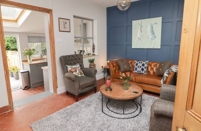 6 CASTLE STREET, pet friendly, with a garden in Clun