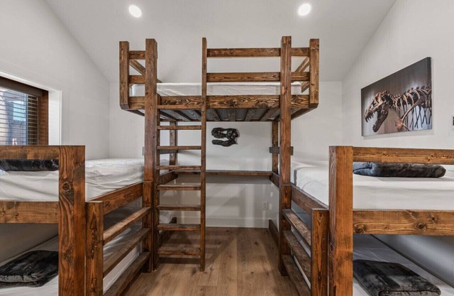 #6 Dinosaur Cabin! Newly Remodeled! AC! Sleeps 5!