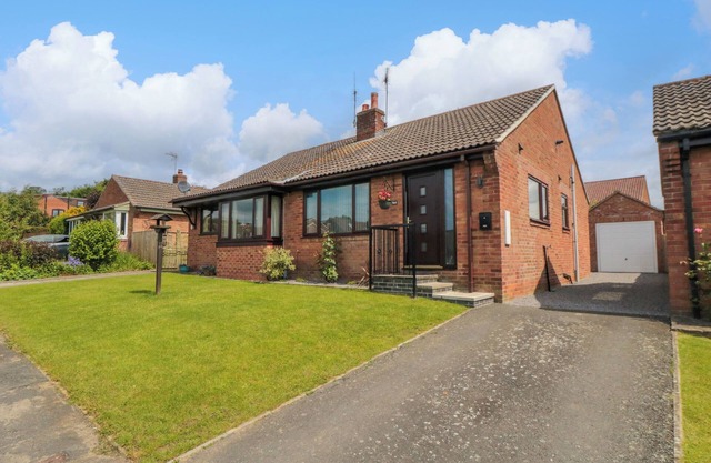 6 FAIRFAX CLOSE, family friendly, with a garden in Ampleforth