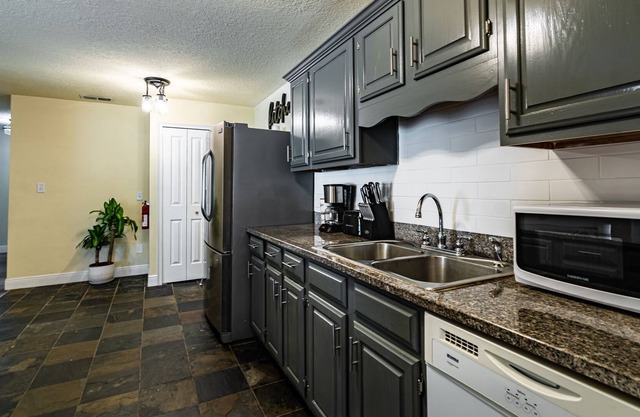 ★6 guest ★ 4 beds ★2 baths ★ jacuzzi