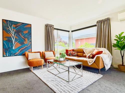 6 Guests Family Home 7 Minutes to Airport