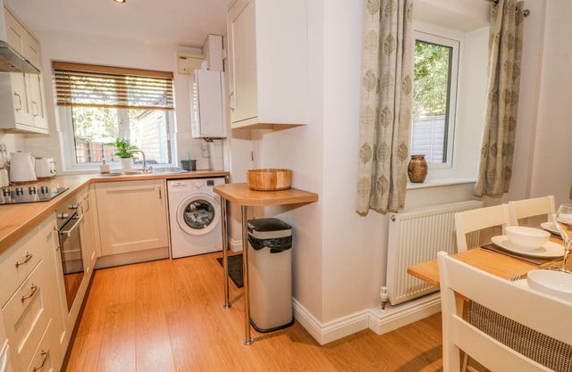 6 Hunters Green Close