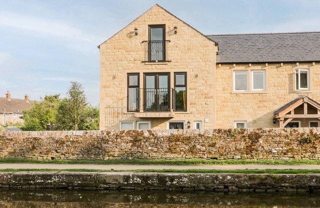 6 LOCK VIEW, pet friendly, with hot tub in Gargrave