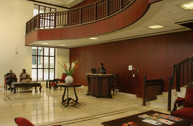 6 luxurious bedrooms with AC, WiFi, common lounge area & garden