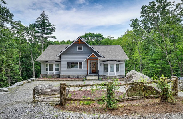 6 Mi to Dtwn Cashiers: Spacious Home w/ Deck