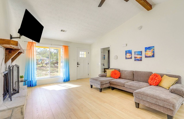6 Mi to Fun Spot America: Family Home w/ Workspace