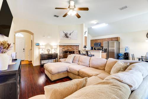 6 Mi to Historic Granbury Square Home with Patio