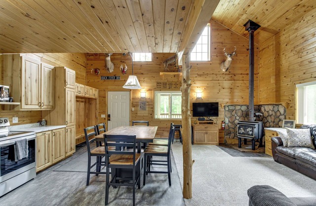 6 Mi to Spider Lake ATV Trails: Cabin w/ Fire Pit