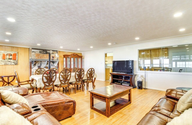 6 Mi to UNM: Albuquerque Family Abode w/ Views!