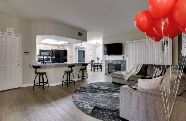 6 Mi to Vegas Strip: City-View Gem w/ Pool Access