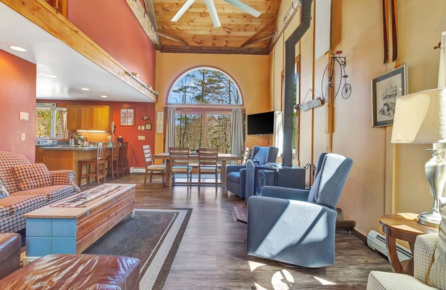 5BR, 6 min from Stratton, pet friendly, private, jacuzzi tub, wrap around deck!
