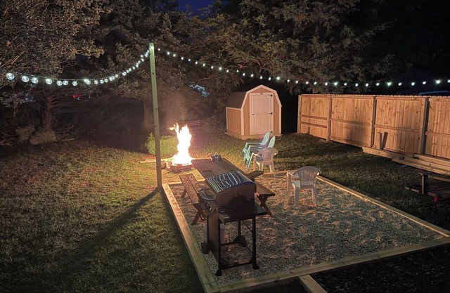 6 Min to the Beach Private backyard bikes games grill fire pit WiFi Dog Friendly