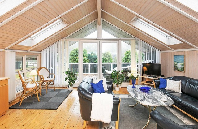 Moderna casa de vacaciones en Rødby con terraza