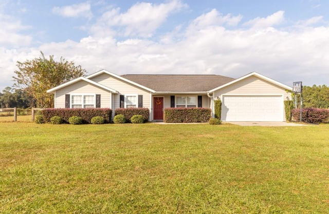 6+ Sleeper Farm Escape with HUGE Yard and RV Hookup is Out Standing in its Field