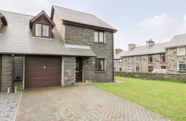 6 Stad Yr Ysgol, MANOD