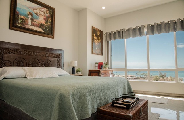 PENTHOUSE PANORAMIC OCEAN VIEWS + DISCOUNTED + PRIVATE PATIO
