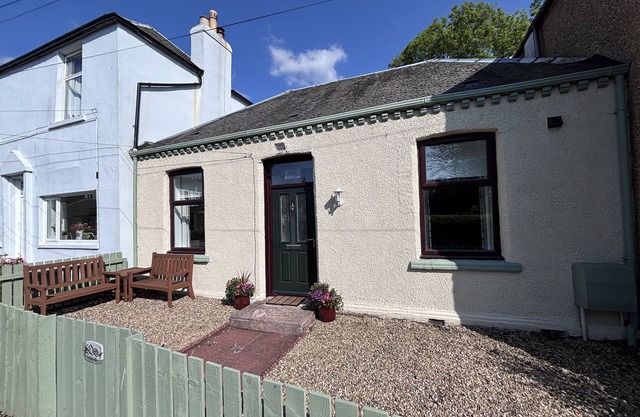60E WELLGATE, pet friendly, character holiday cottage in Lanark
