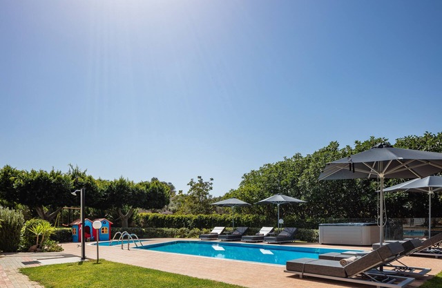 Villa de 200 metros cuadrados con jardines privados y piscina de 60 metros cuadrados, a 1,5 km de la playa