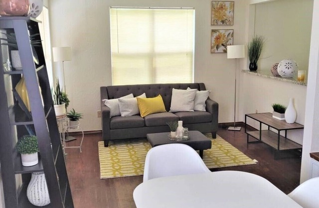 [614.5 B Jenkins] Stays! Studio close to OU, Downtown, Hip designer interior