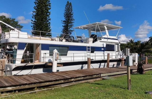 62' Yacht M/V Possibilities on wide Private Canal by RedAwning