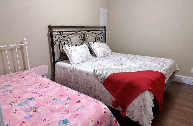 650-Sf private entrance cozy near airport-Marine Gateway, Langara, UBC downtown