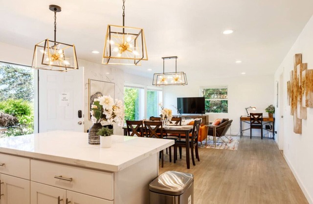 6615 Lower · 3b2b Lower Unit w/ Gorgeous Green Lake View