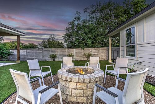 6BD Retreat for 14 with Fire Pit Patio & Lake Access