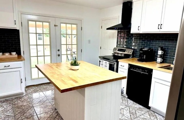 6Bedrooms/7Beds/3Bath/2Large Driveways/Pooltable/Arcade Machines