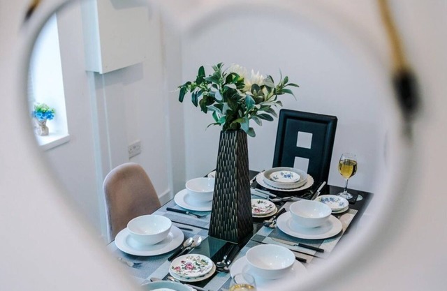 Luxury 6-Bed Retreat, Manchester
