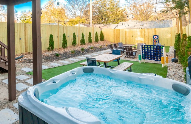6BR Retreat w/Game Room Epic Yard Hot Tub Fire Pit