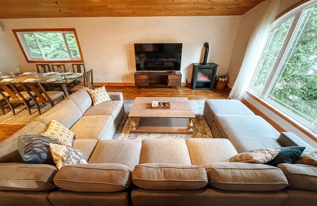 6BR Sandy Beach Waterfront Cottage