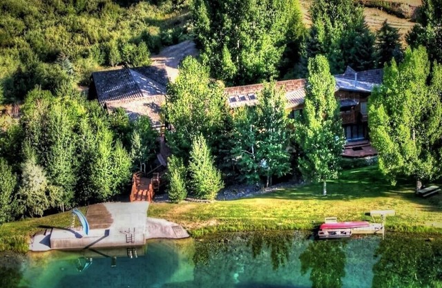 7,000 SQ FT CABIN EN 36 ACRES CON SU PROPIO LAGO PRIVADO