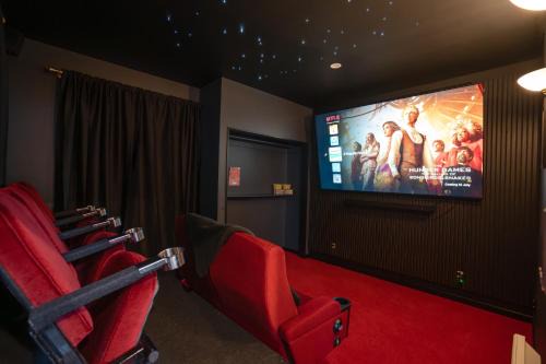 7 Bathrooms- Cinema -Free Parking -Kids Games Room w PS5, Arcade- Central