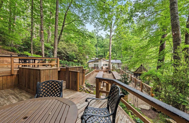 Waterfall Retreat 3 Homes Sleeps 20 Private Trails