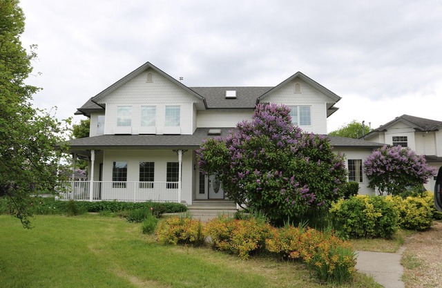 7-BDRM house on acreage suited for gatherings in Lake Country 2 blocks to beach