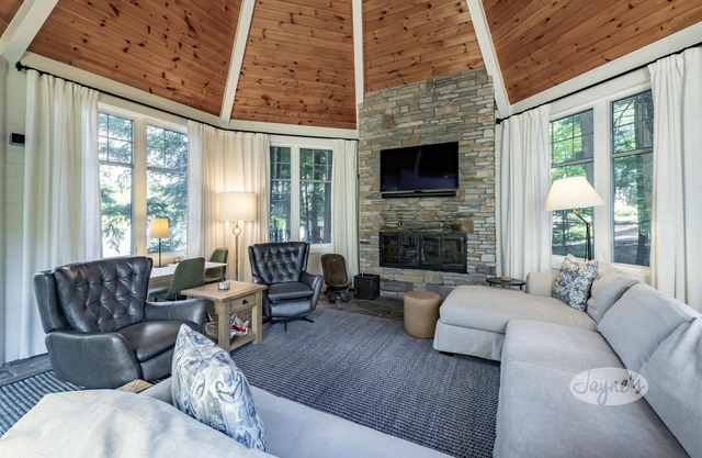 7 bed, 5 bath spectacular cottage on Lake Joseph!