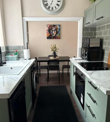 7 Bed Home - 1 minute walk to Anfield Stadium!