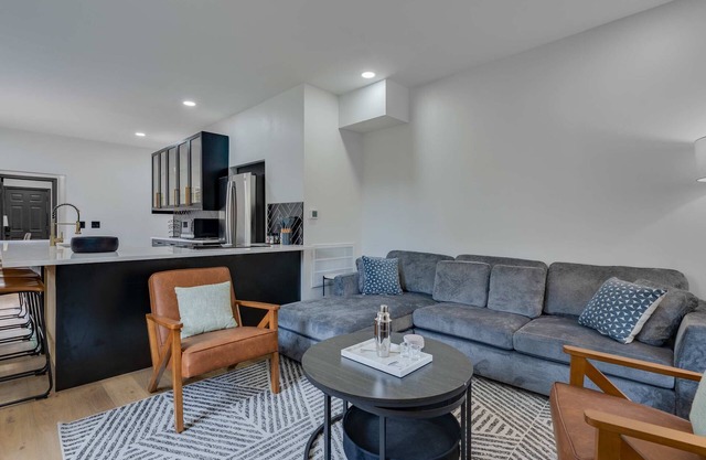 7 Bed - Urban Hot Tub Oasis near OSU & Short North