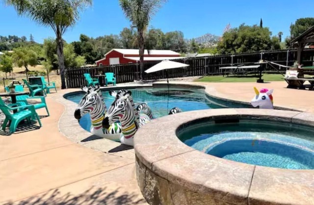7-Bedroom Family Farm Retreat-Gameroom, Pool, Hot Tub, Farmstand. Chickens