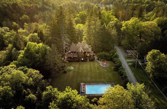 7-bedroom Mountain Mansion of Belleayre! + POOL, SAUNA, GAME ROOM, AC and MORE