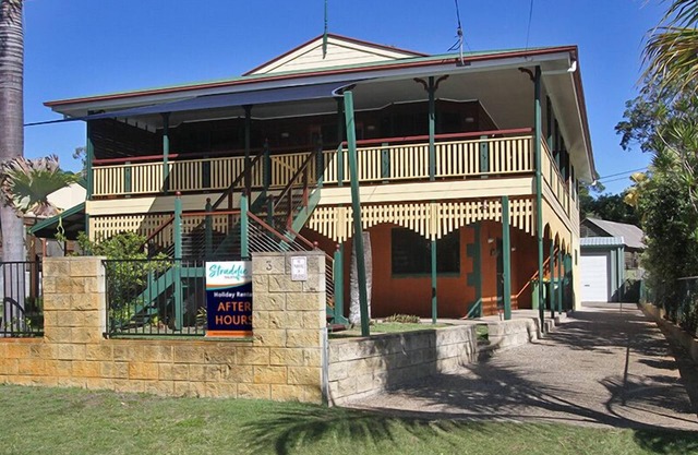 7 Bedroom Queenslander close to rock wall