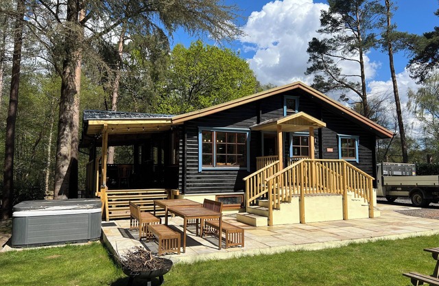 7 bedroom, Stunning Cottage with Hot-Tub & Cinema Room